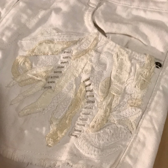 Cute embroidered white Zara denim shorts - Picture 2 of 5